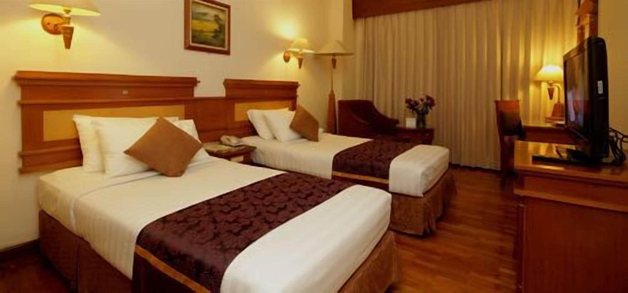 Hotel Maharadja Giacarta Esterno foto