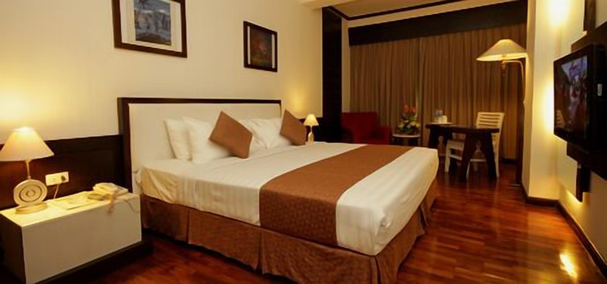 Hotel Maharadja Giacarta Esterno foto