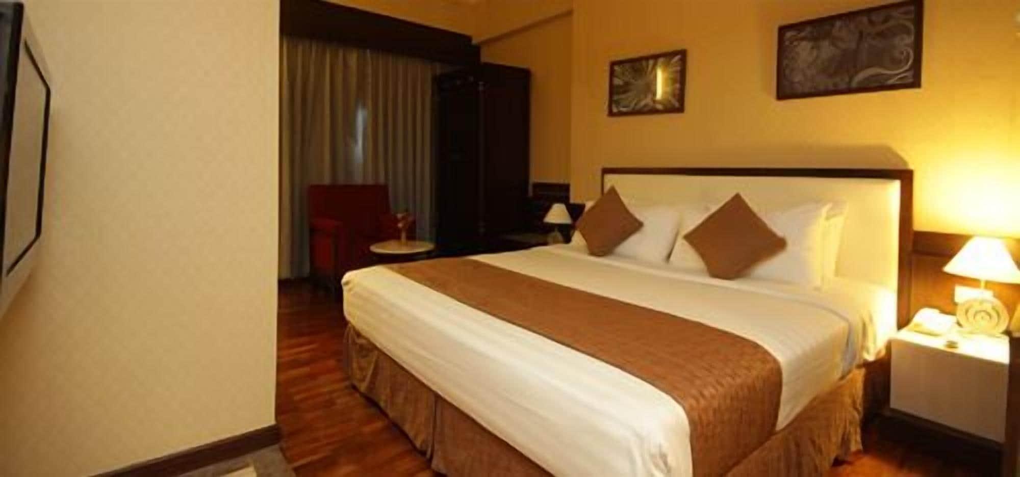 Hotel Maharadja Giacarta Esterno foto